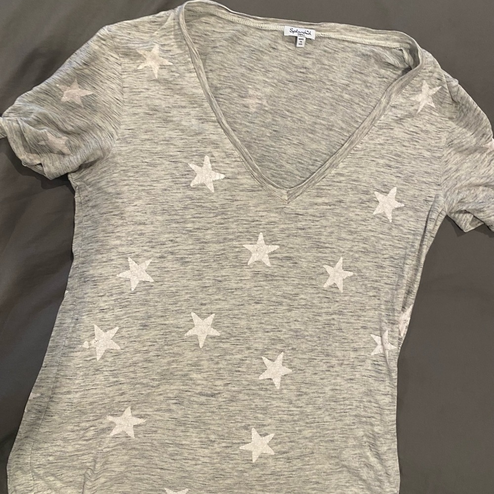 Splendid Light Gray Star Print V-Neck Tee size small